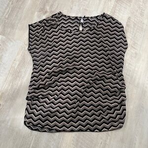 Absolute Angel Black and Beige Zigzag Short Sleeve Top